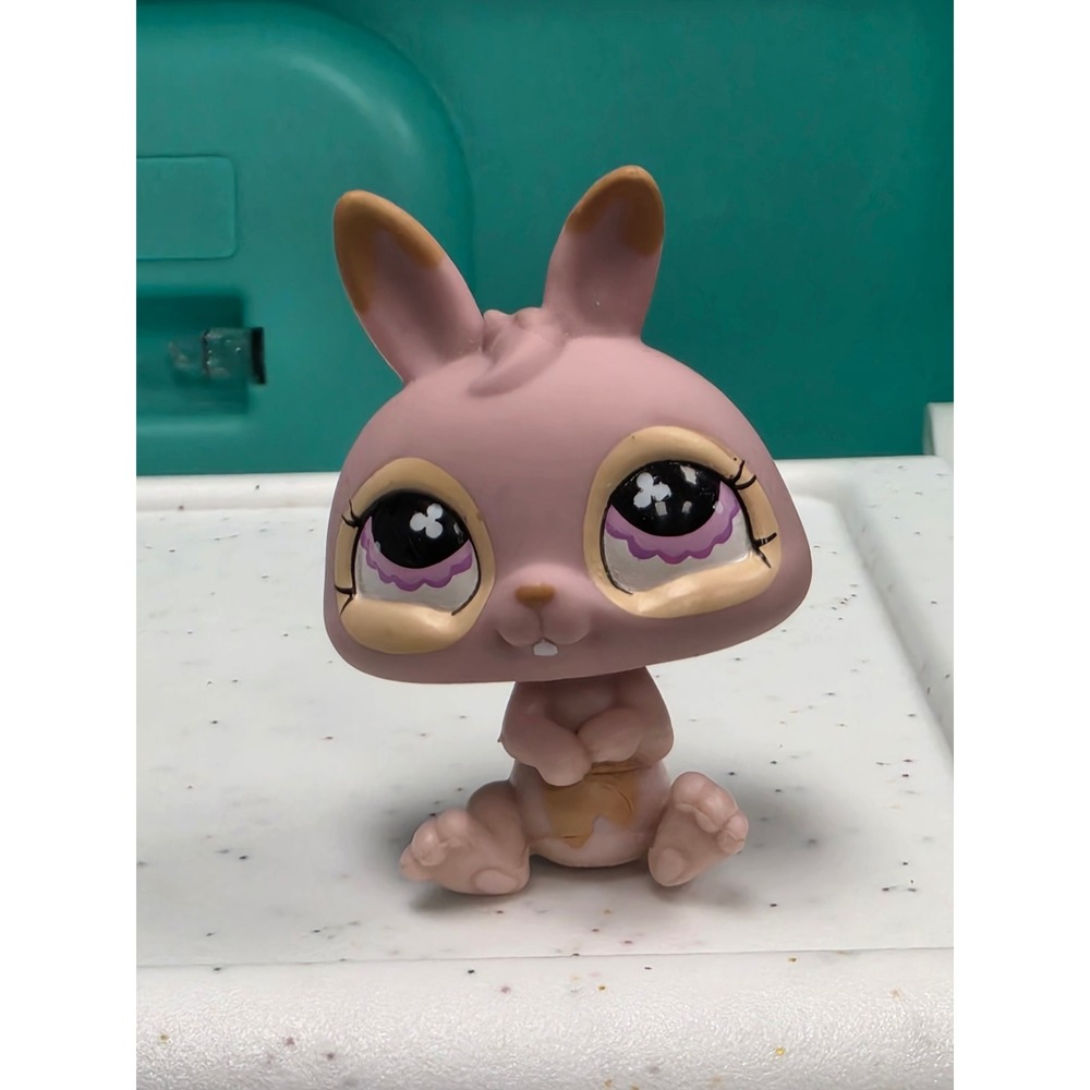 Littlest Pet Shop 667 Lilac Bunny Rabbit Purple Clover Eyes Figure Played